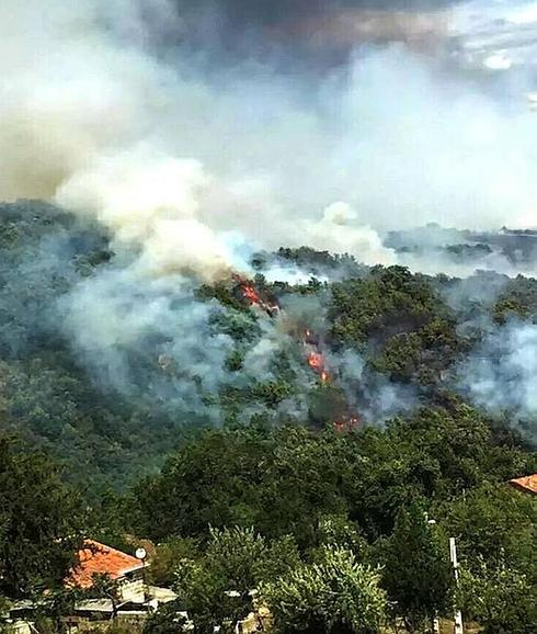 Un grave incendio junto al monte Hijedo amenaza a tres pueblos de Valderredible