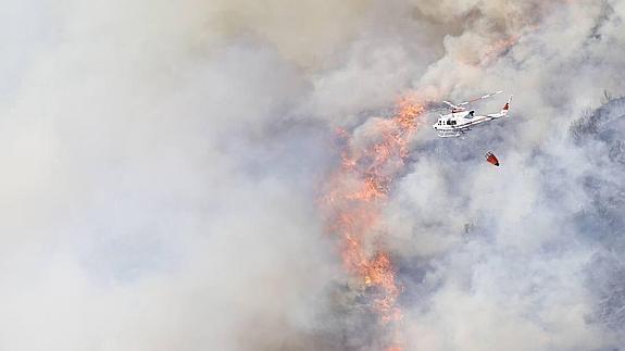 Un hidroavión carga agua del Pantano del Ebro cada 8 minutos