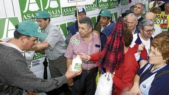 El reparto de mil litros de leche se realizará en la Plaza del Ayuntamiento de Santander