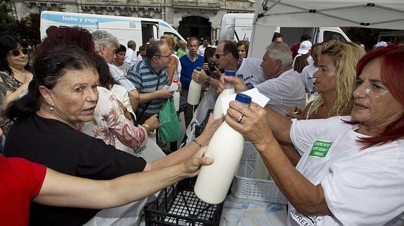 Éxito del reparto de mil litros de leche en la plaza del Ayuntamiento
