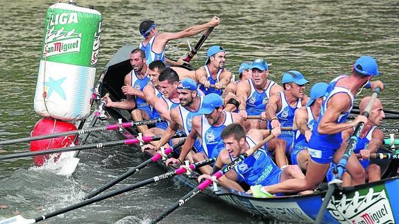 Astillero mira a La Concha desde la ría de Bilbao