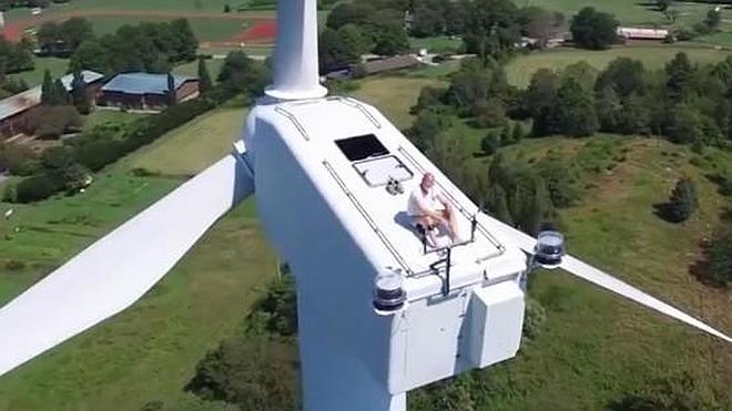 Esto es lo que se encontró un dron al grabar unos molinos eólicos