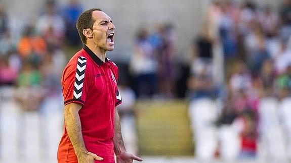 "Necesitamos un zurdo que juegue por fuera y un delantero, pero que mejore lo que hay"