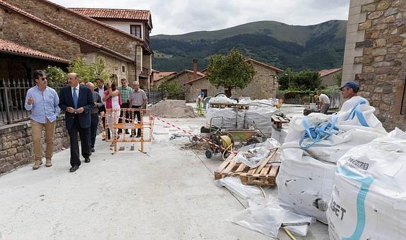 El Gobierno renueva la plaza del Ayuntamiento en la localidad de Valle