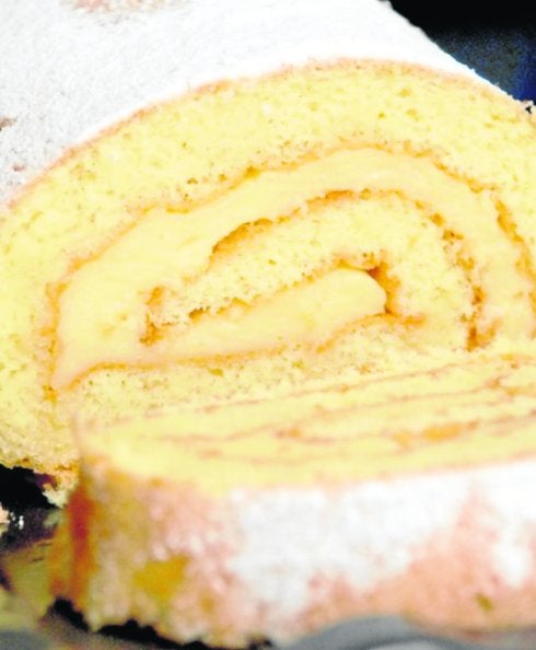 Tronco relleno de crema fina a la hierba luisa