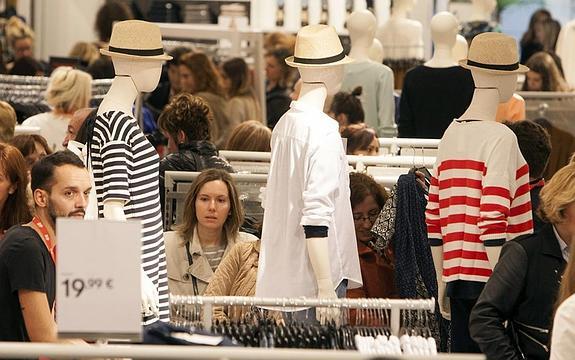 El gran comercio pide abrir todos los domingos en diciembre, pero el resto del sector se niega