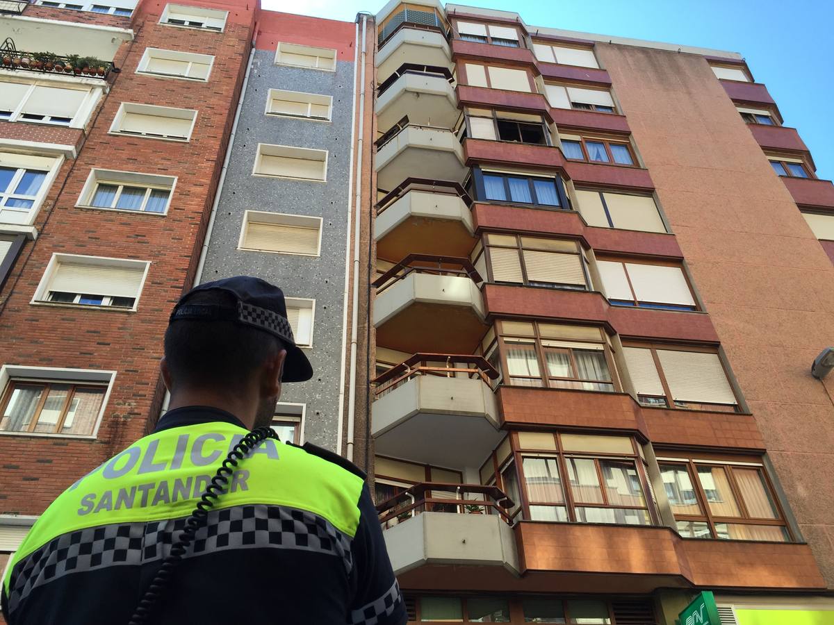 Un incendio en una vivienda vacía obliga a desviar el tráfico en Floranes