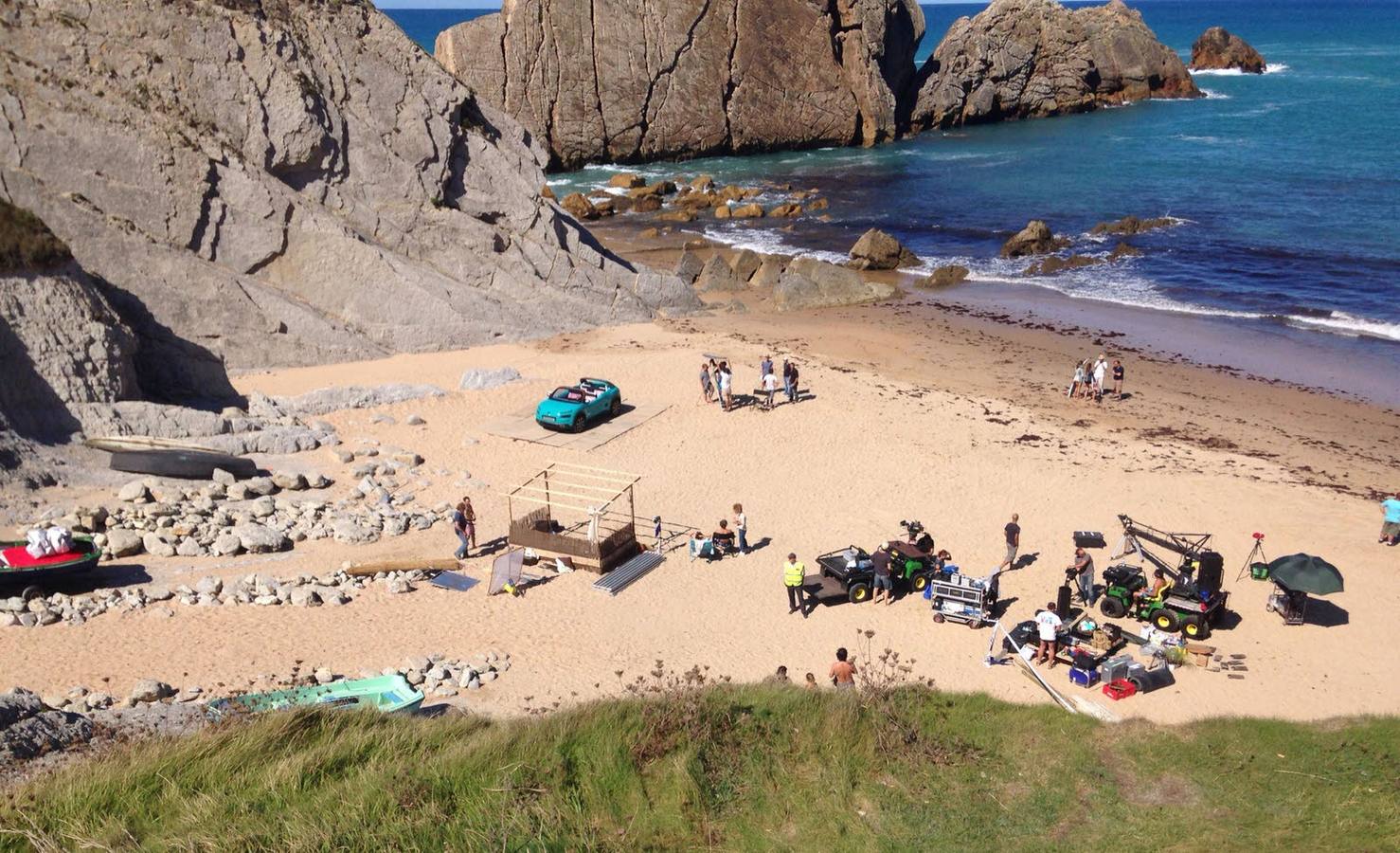 Así quedó el anuncio grabado en la playa de La Arnía