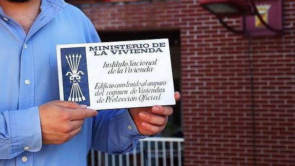 Torrelavega retirará de sus portales las placas franquistas