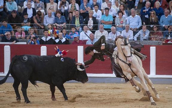 Cátedra de Ponce y emoción de Ventura, ambos a hombros en Santoña