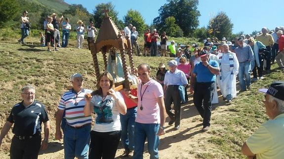 La Santuca congrega a medio millar de devotos en su santuario