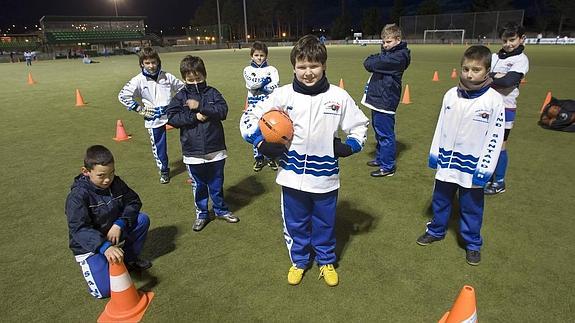 El IMD incorpora natación y tenis infantil a sus escuelas