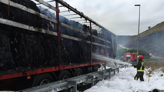 Arde el remolque de un camión en la autovía