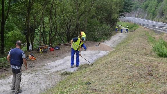 Los Corrales de Buelna contratará a 25 personas para ampliar la senda fluvial del Besaya