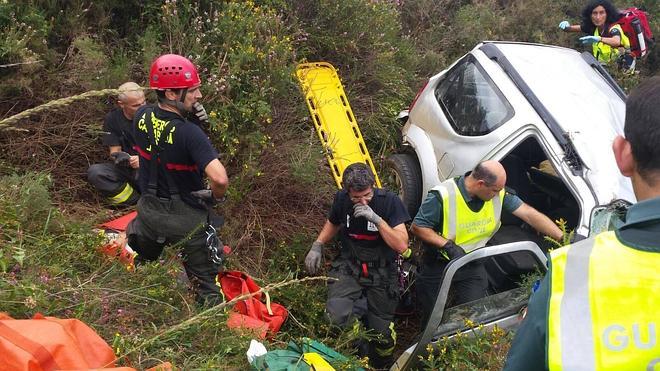 Herido un hombre de 71 años al caer 60 metros con su vehículo por un terraplén en Valdáliga