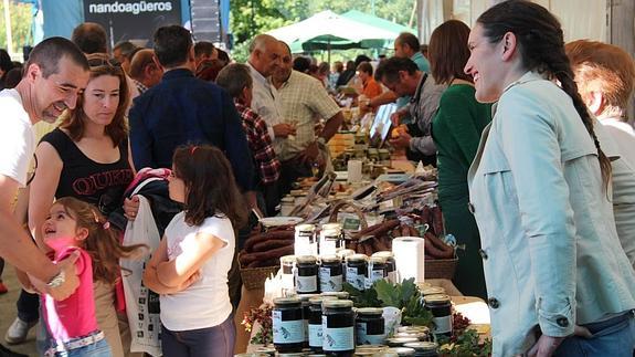 Cientos de visitantes en la V Feria de la Miel en Vega de Liébana