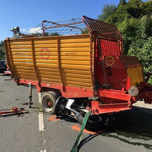 Fallece un joven de 30 años de Piélagos al chocar en moto contra un tractor en Puente Viesgo