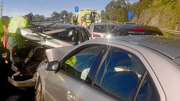 Ocho heridos en una colisión múltiple de 12 coches en Saltacaballo colapsa la A-8