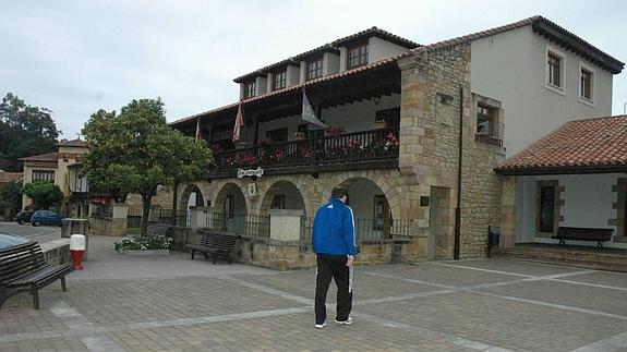 El Ayuntamiento de Alfoz manda fichar a funcionarios y concejales