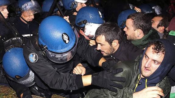 Simpatizantes de ETA se enfrentan a la Policía francesa al grito de "libertad"