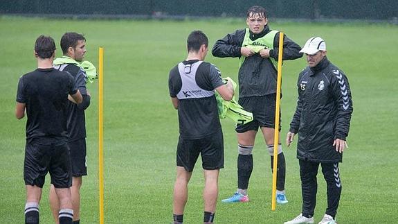 César Caneda no entrena, pero aún no está descartado para el domingo