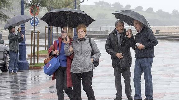 El aguacero provoca pequeñas inundaciones por toda la ciudad