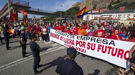 Los trabajadores de Sniace retomarán las movilizaciones pese al levantarse el concurso