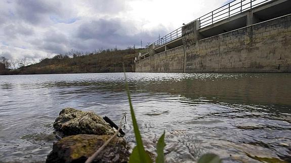 Un péndulo vigila la presa del pantano del Ebro