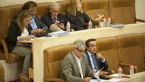 El teleférico de Vega de Pas se estrella también en el Parlamento