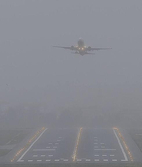 La niebla obliga a desviar siete vuelos de Bilbao a Santander