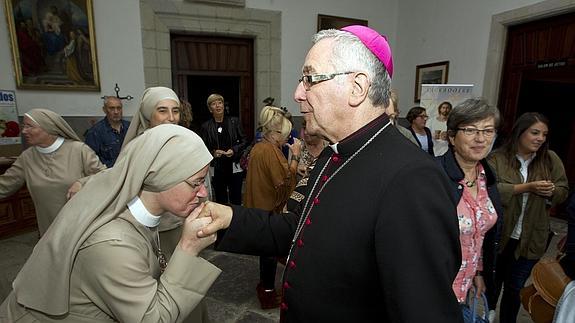 El obispo: "A los musulmanes hay que respetarlos, pero al Cristianismo se le quiere erradicar"