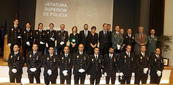 La Policía Nacional de Santander condecora a sus agentes en el día de su patrón