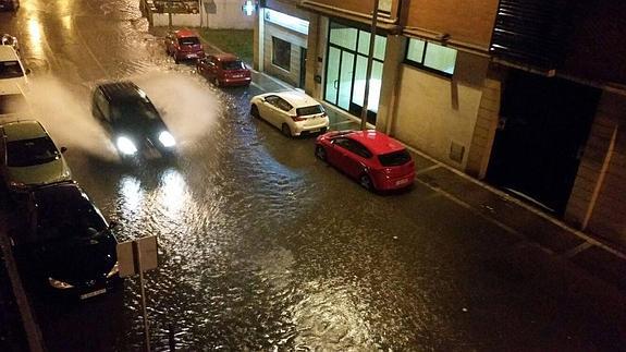 El chaparrón nocturno moviliza a los bomberos por inundaciones en Santander y la costa oriental