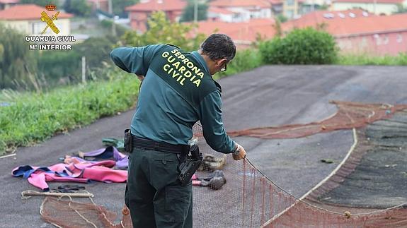 La Guardia Civil sorprende a dos hombres pescando sin licencia en Santoña