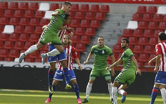 El Racing acelera el paso en El Molinón