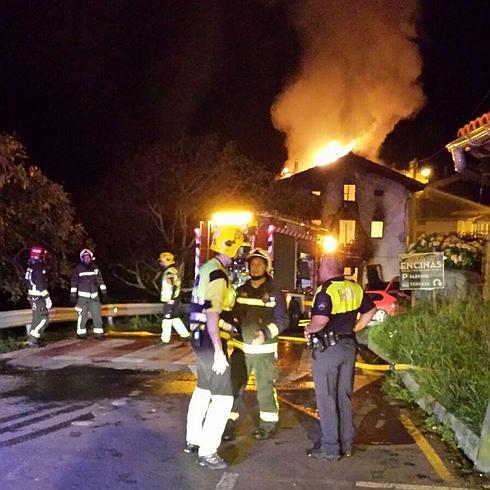 Dos heridos leves en el incendio en una vivienda de Sonabia