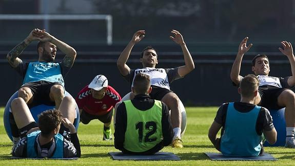 El entrenamiento del Racing se centró en trabajo regenerativo tras el triunfo en El Molinón