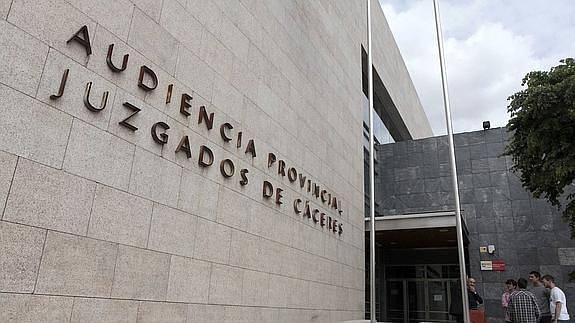 Piden 25 años de cárcel a una madre acusada de "maltrato bestial" a su hijo menor