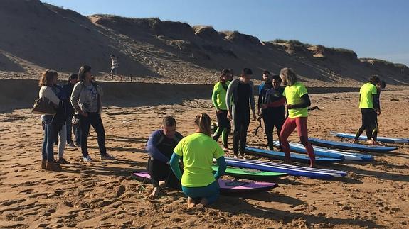 La Playa de Valdearenas acoge las primeras clases de surf para ciegos