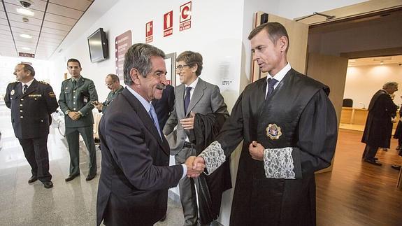 Revilla dice que "no rectifica en nada" sus críticas al sistema de elección por el "dedo"