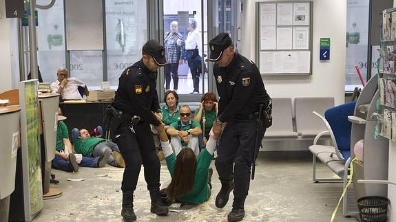 Un grupo de afectados por las hipotecas toma la oficina de Liberbank de Jesús de Monasterio