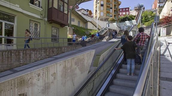 Bomberos al rescate de teléfonos bajo las escaleras del Río de la Pila