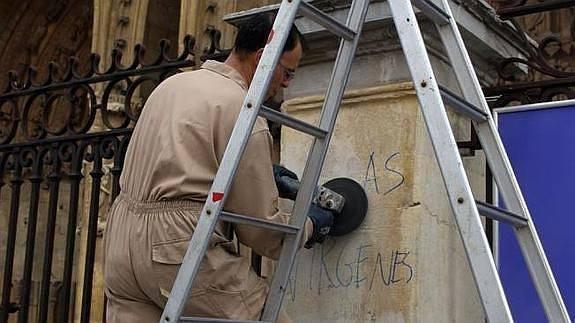 Detenido un joven cántabro por hacer pintadas en la Catedral de León