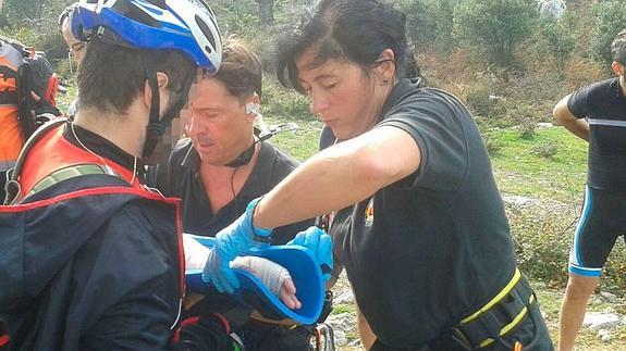 El helicóptero rescata a un ciclista herido en una pista forestal de Voto