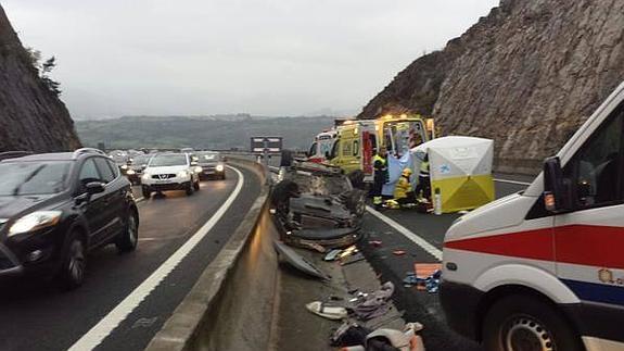 Un herido grave al volcar un coche en Ontón