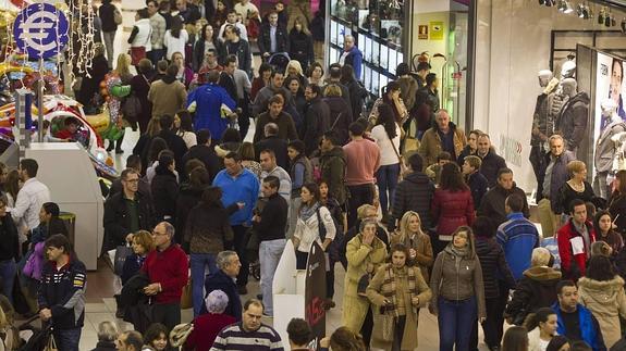 El Gobierno cree que mejorar las condiciones laborales solucionaría las aperturas dominicales