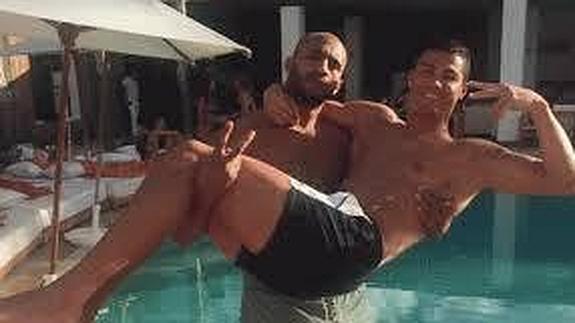 Ronaldo, en brazos de un kickboxer marroquí