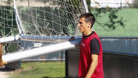 Borja San Emeterio entrena con sus compañeros, aunque se retira con molestias