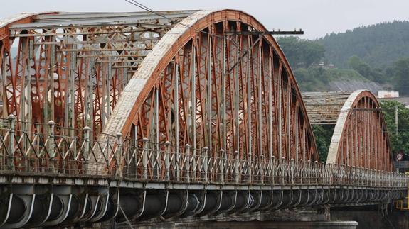 Un puente de hierro sobre el Asón