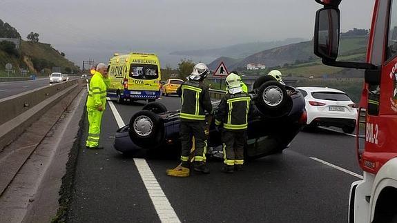 La lluvia salpica de accidentes las autovías de la región